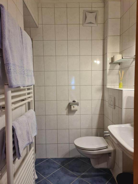 A bathroom at Frühstückspension Klein und Fein