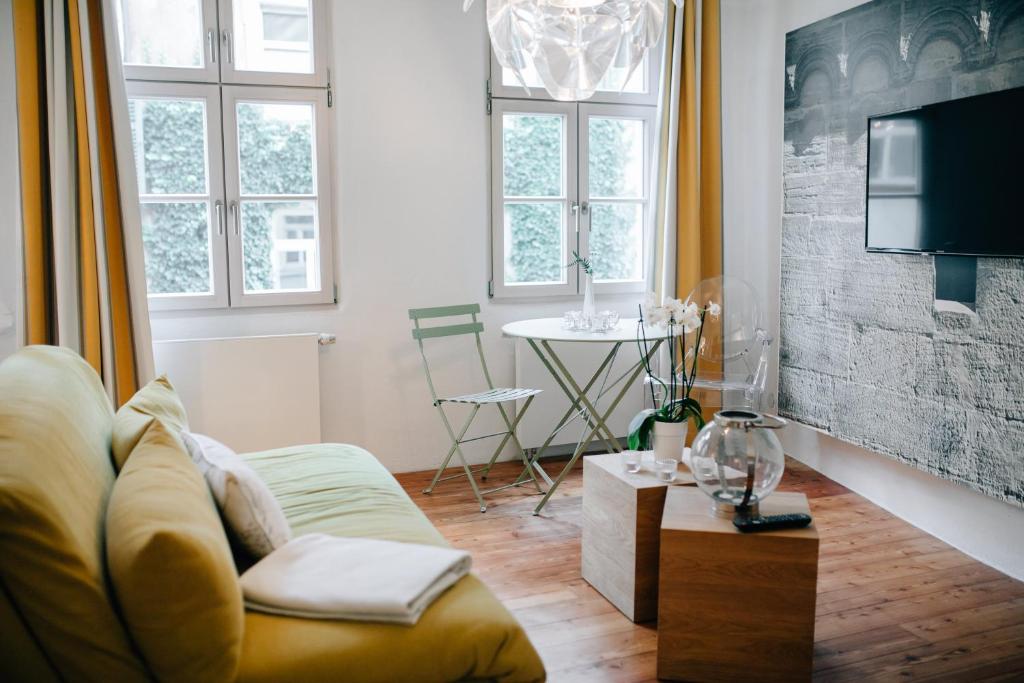 ein Wohnzimmer mit einem Sofa und einem Tisch in der Unterkunft Ferienwohnung DOMizil Bamberg in Bamberg