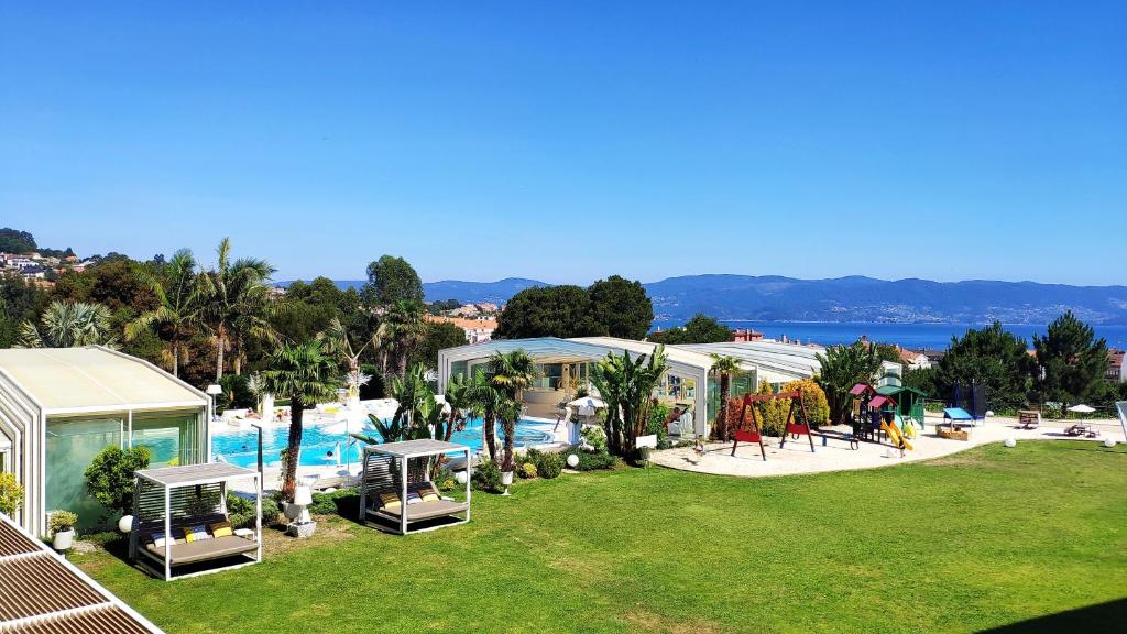 Una vista aérea de un complejo turístico con piscina. en Augusta Eco Wellness Resort 4 Superior, en Sanxenxo