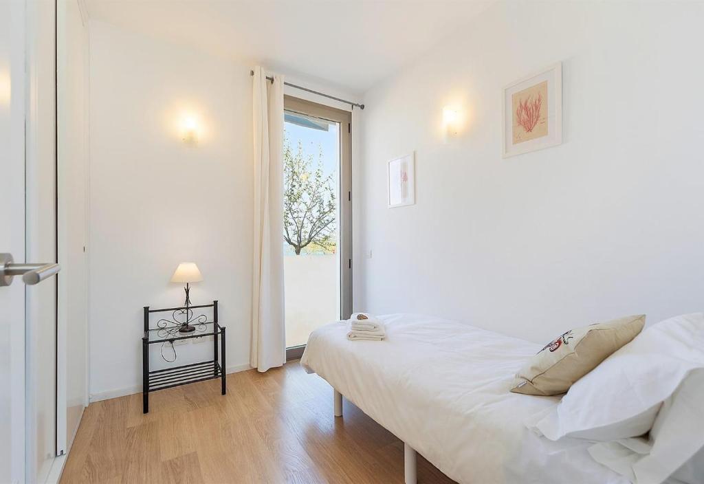 A bed or beds in a room at Sea View House with terrace