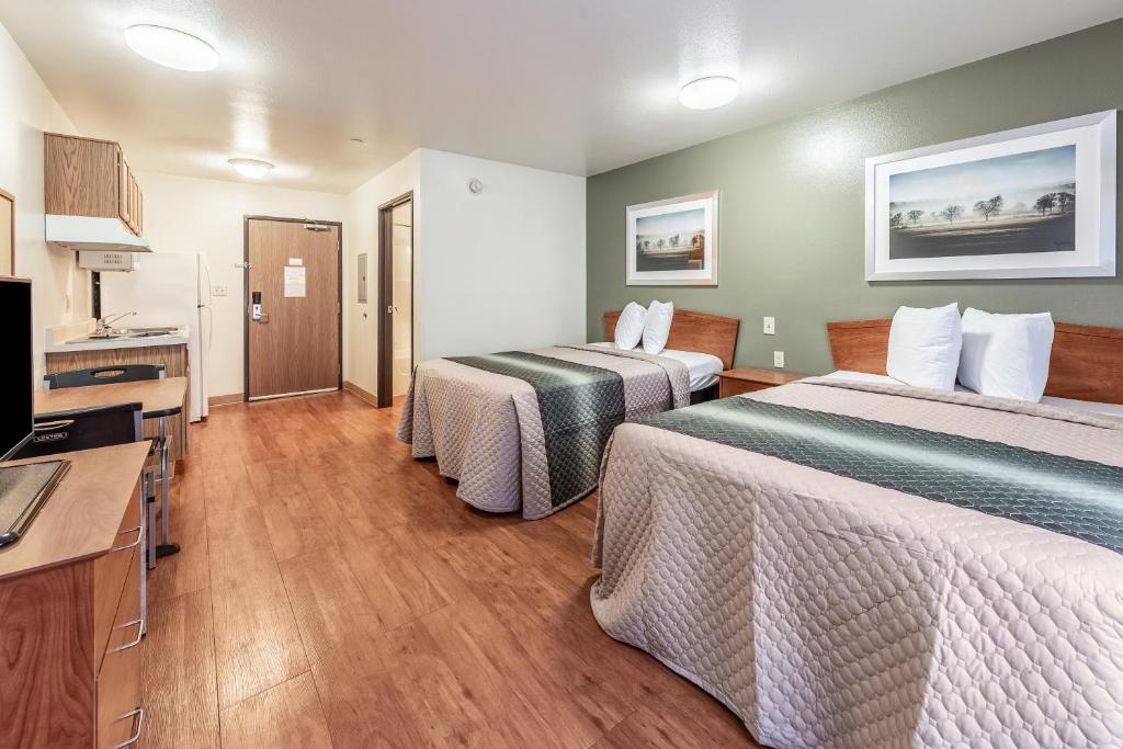 HomeTowne Studios by Red Roof Columbus - Studio Room With Two Double Beds Non-Smoking