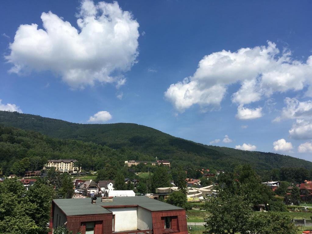 une vue sur une ville avec une montagne en arrière-plan dans l'établissement Ośrodek Wypoczynkowy Zapalenica, à Szczyrk