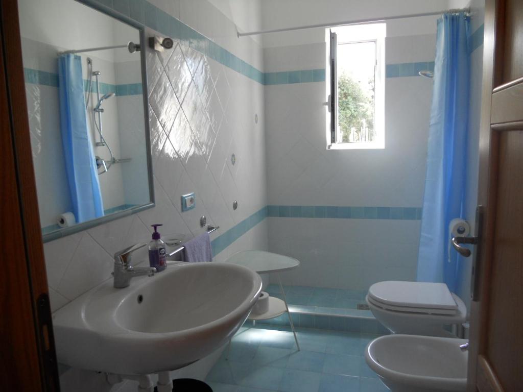 A bathroom at Appartamenti La Balestra
