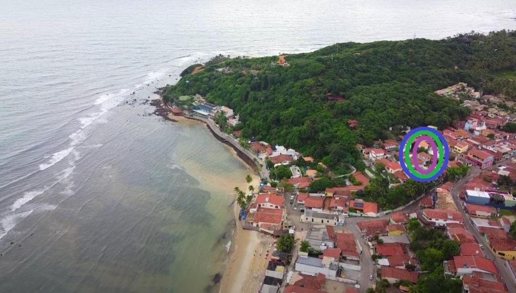 - une vue aérienne sur une petite île avec une plage dans l'établissement Apartamento a 100 mts da praia, no centro de Pipa, à Pipa