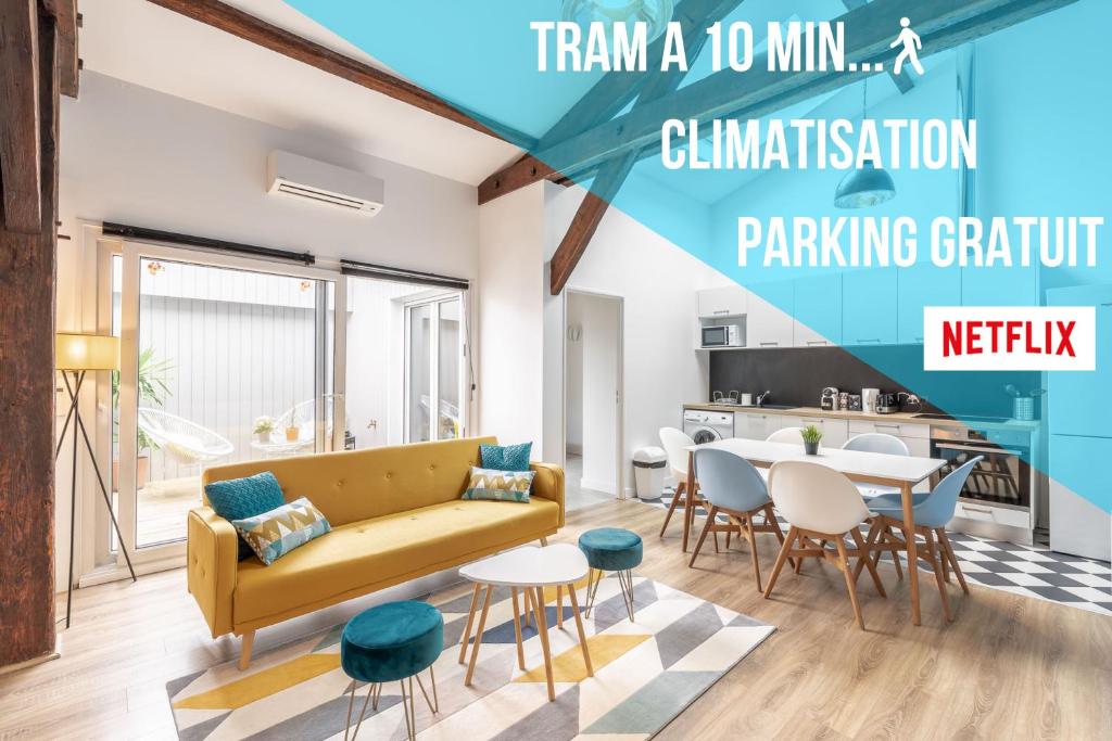 un salon avec un canapé jaune et une table dans l'établissement Aux portes de Bordeaux Le Patio Samba MindUrGuest, à Bègles