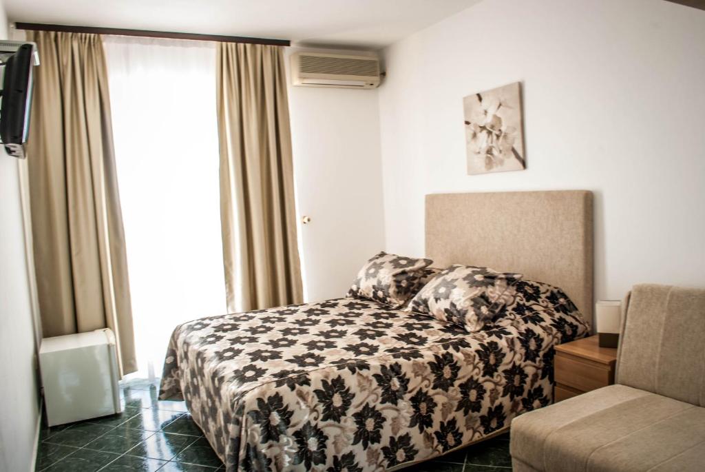 Postel nebo postele na pokoji v ubytování Apartments & Rooms Elite