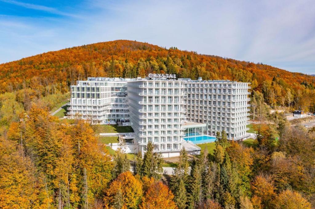 Bazén v ubytovaní Crystal Mountain Hotel Wisła alebo v jeho blízkosti