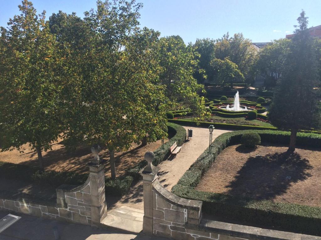 vistas a un parque con una fuente y árboles en Douro House, en Carrazeda de Anciães