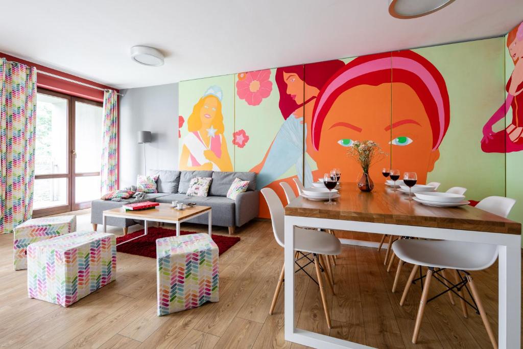 uma sala de estar com um sofá e uma mesa de jantar em Apartments Kremer Cracow na Cracóvia