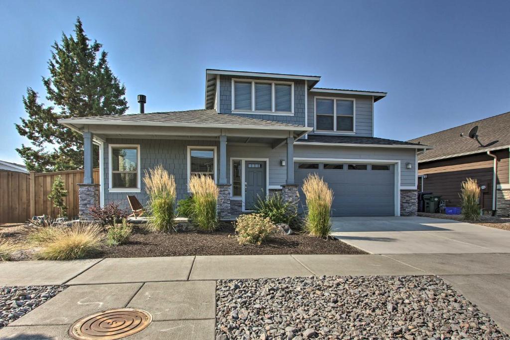 ベンドにあるBend Home with Patio and Fire Pits Less Than 3 Mi to Dtwnの私道付き家