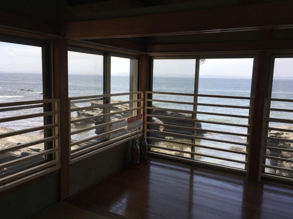 Habitación con ventanas con vistas al océano. en Sasayakana Ouchi Iso Takeoka Futtsu - Vacation STAY 80771v en Iwase