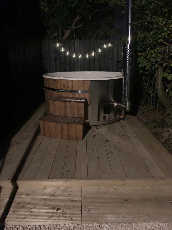 Fotografie z fotogalerie ubytování Luxury countryside cottage getaway with wood fired hot tub v destinaci Gransha