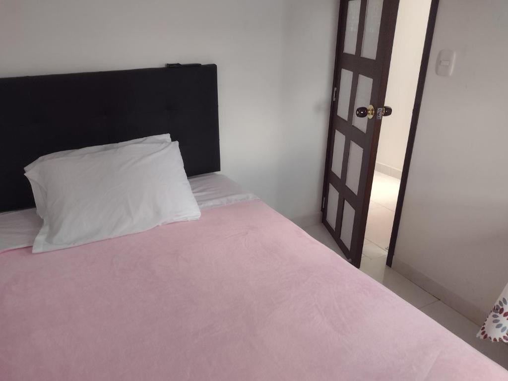 Postel nebo postele na pokoji v ubytování Hotel Risaralda