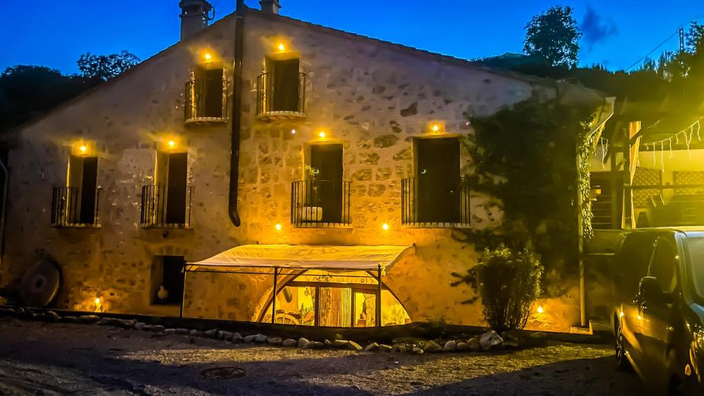 un edificio con una mesa delante de él por la noche en Casa Rural, Molí de les Pereres en Penáguila