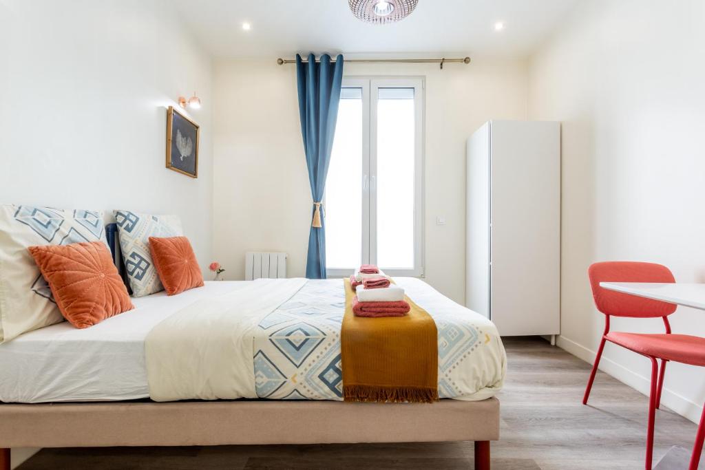 - une chambre avec un lit, une table et une chaise dans l'établissement StayLib - Chic and Cosy 2 rooms porte de Montmartre, à Saint-Ouen