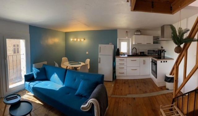 TressanにあるLe Clos Bellevueのリビングルーム(青いソファ付)、キッチン