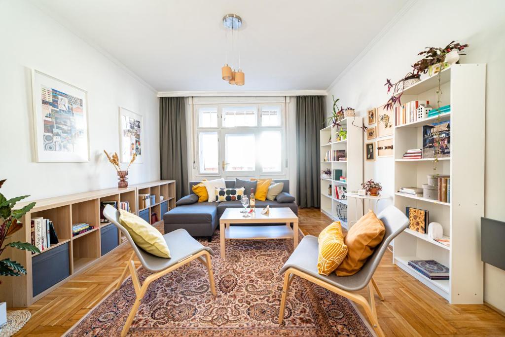 salon z kanapą i stołem w obiekcie Cozy apartment in Budapest near Gellért Hill w Budapeszcie