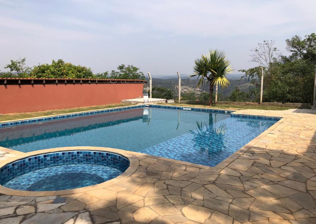 Bazén v ubytování Chácara Belo Horizonte nebo v jeho okolí
