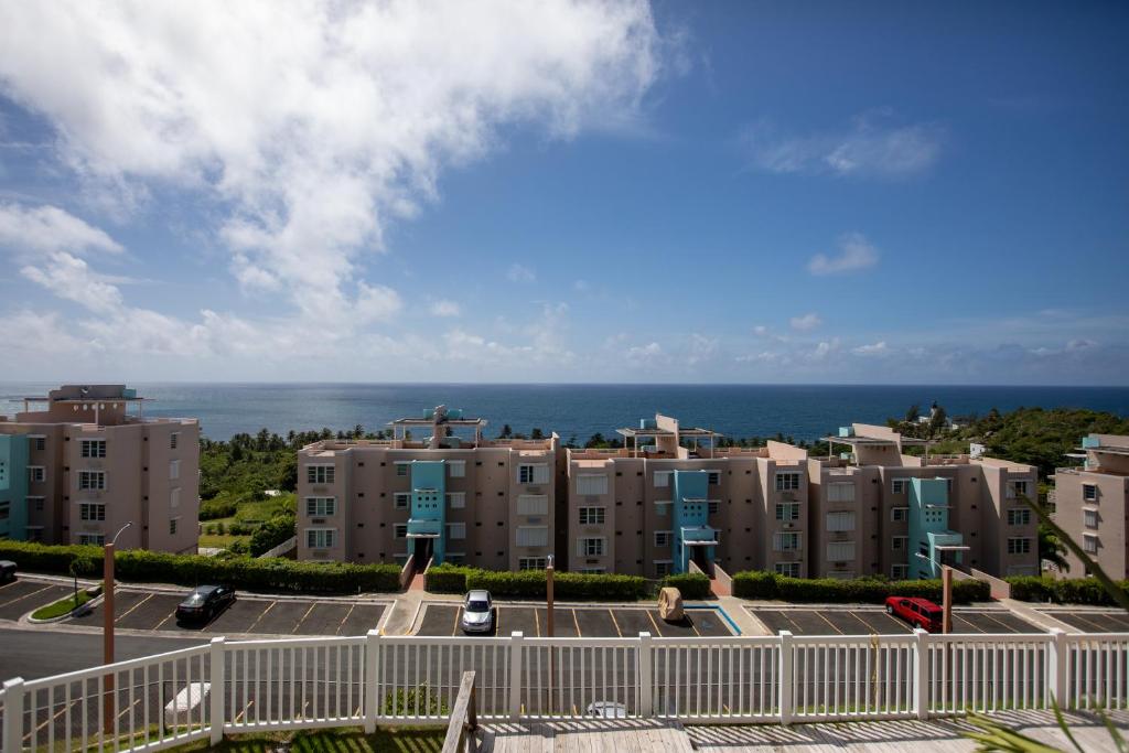 - une vue sur les immeubles d'appartements et l'océan dans l'établissement Oceanview Lighthouse Villa, à Maunabo