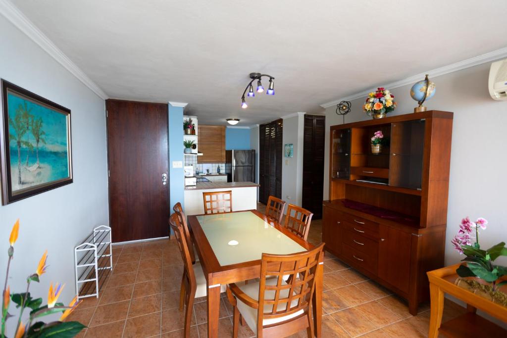 Kuchyň nebo kuchyňský kout v ubytování Oceanview Lighthouse Villa