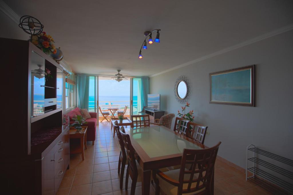 TV a/nebo společenská místnost v ubytování Oceanview Lighthouse Villa