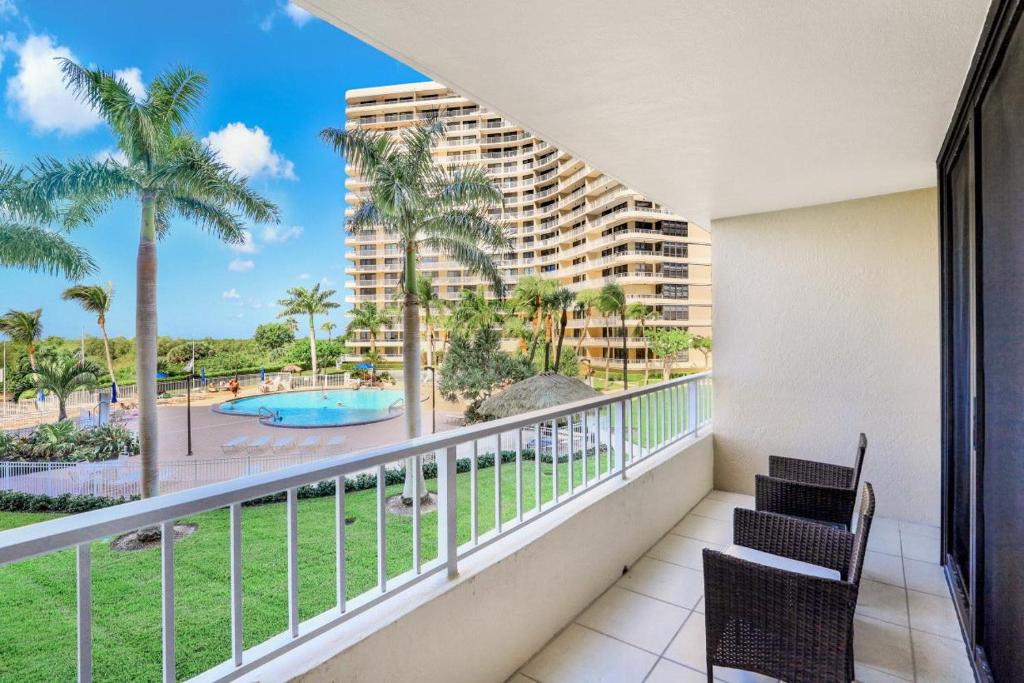 Bazén v ubytování Splendid beachfront condo with heated pool and tennis nebo v jeho okolí