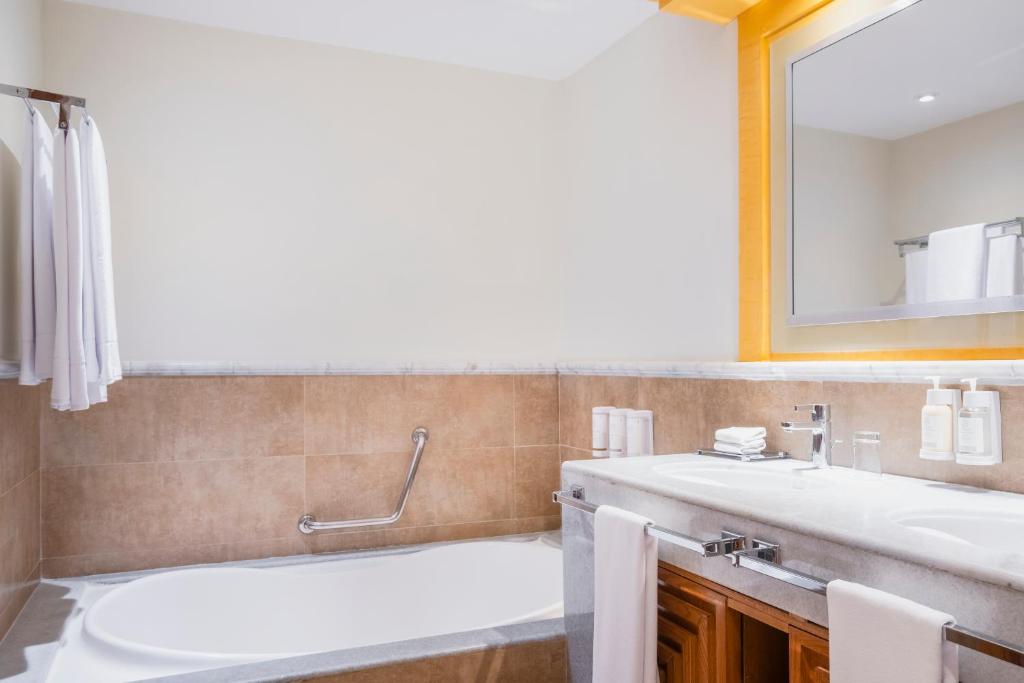 Koupelna v ubytování Iberostar Selection Rose Hall Suites