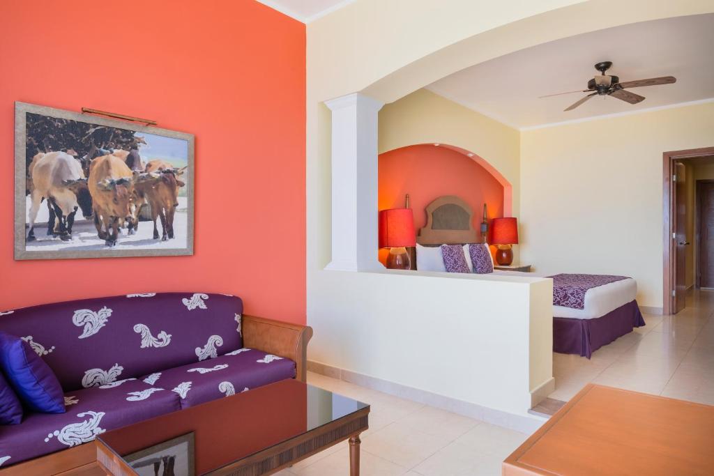 Postel nebo postele na pokoji v ubytování Iberostar Selection Rose Hall Suites
