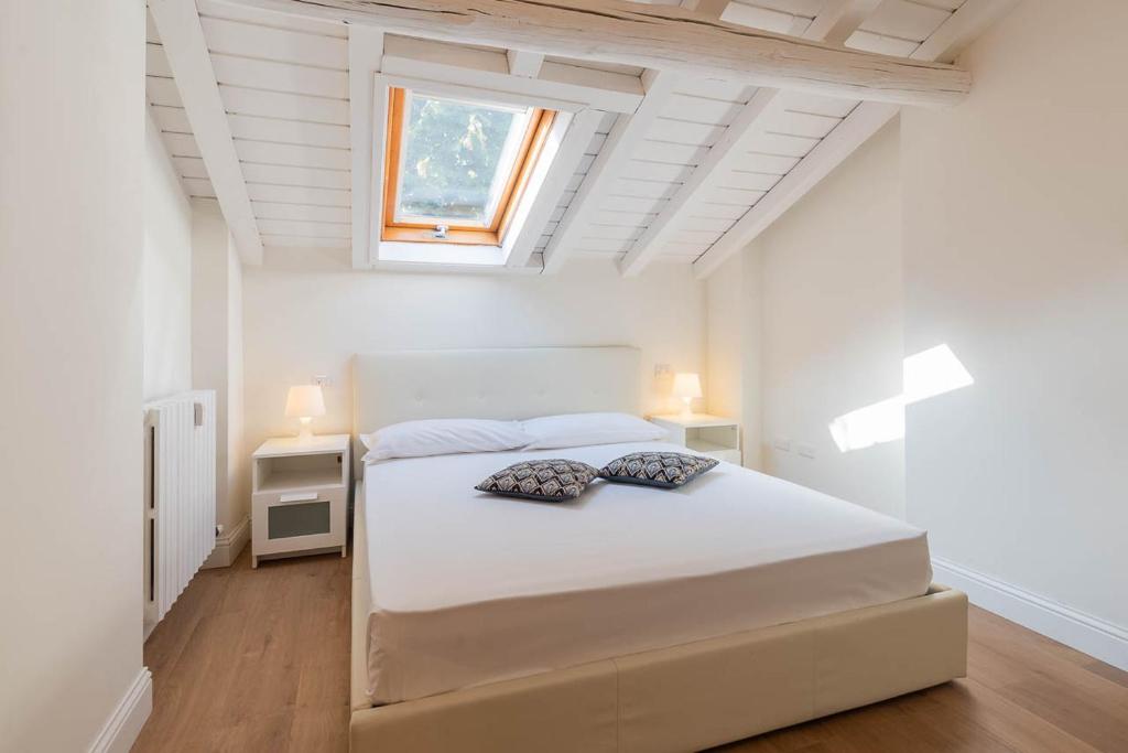 Łóżko lub łóżka w pokoju w obiekcie The Leoncino Hotel