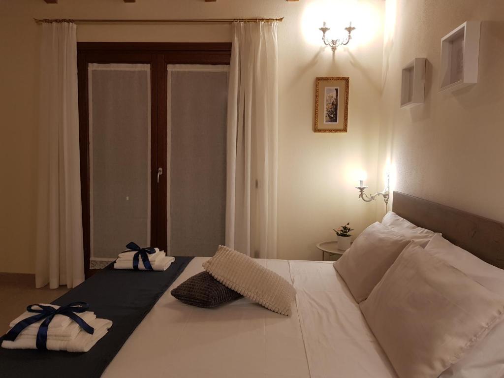 A bed or beds in a room at Grace dell'isola dei Coralli