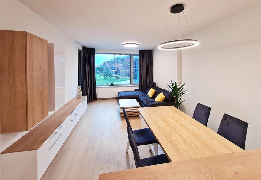 ein Wohnzimmer mit einem Tisch und einem Sofa in der Unterkunft New modern 2 bedrooms apartment in Bratislava in Bratislava