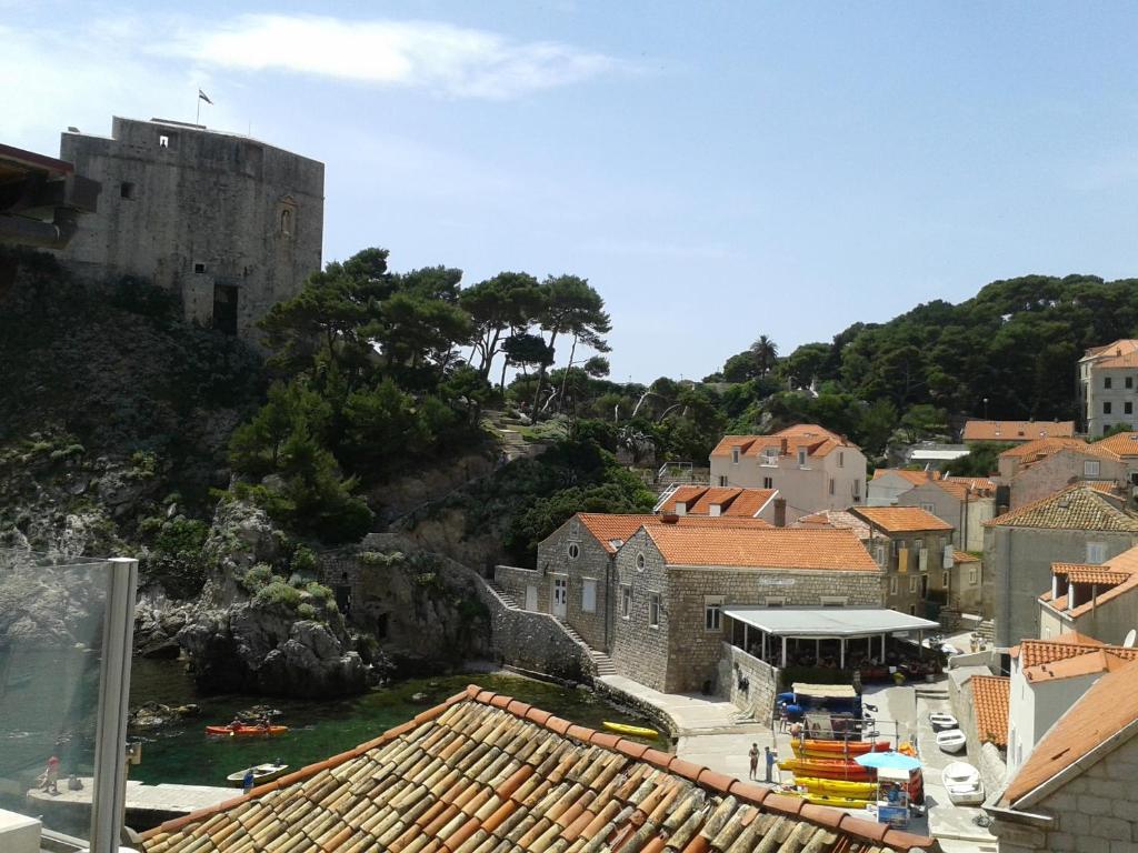 Blick auf eine Stadt mit einem Schloss und Gebäuden in der Unterkunft Old Harbour City Center Apartment in Dubrovnik