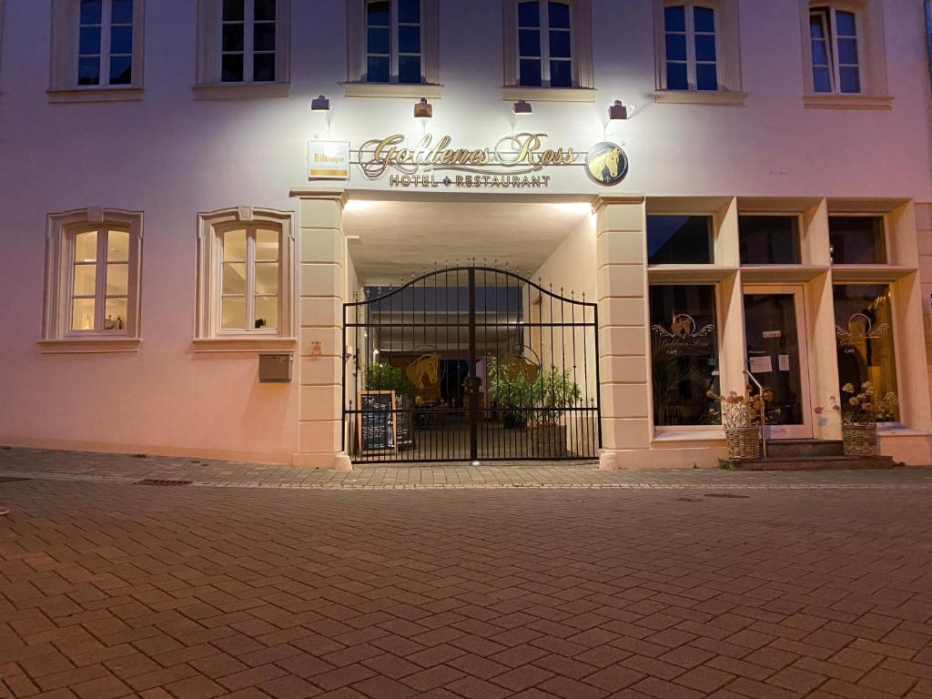 Hotel Restaurant Goldenes Ross في Göllheim: محل فيه بوابة امام مبنى