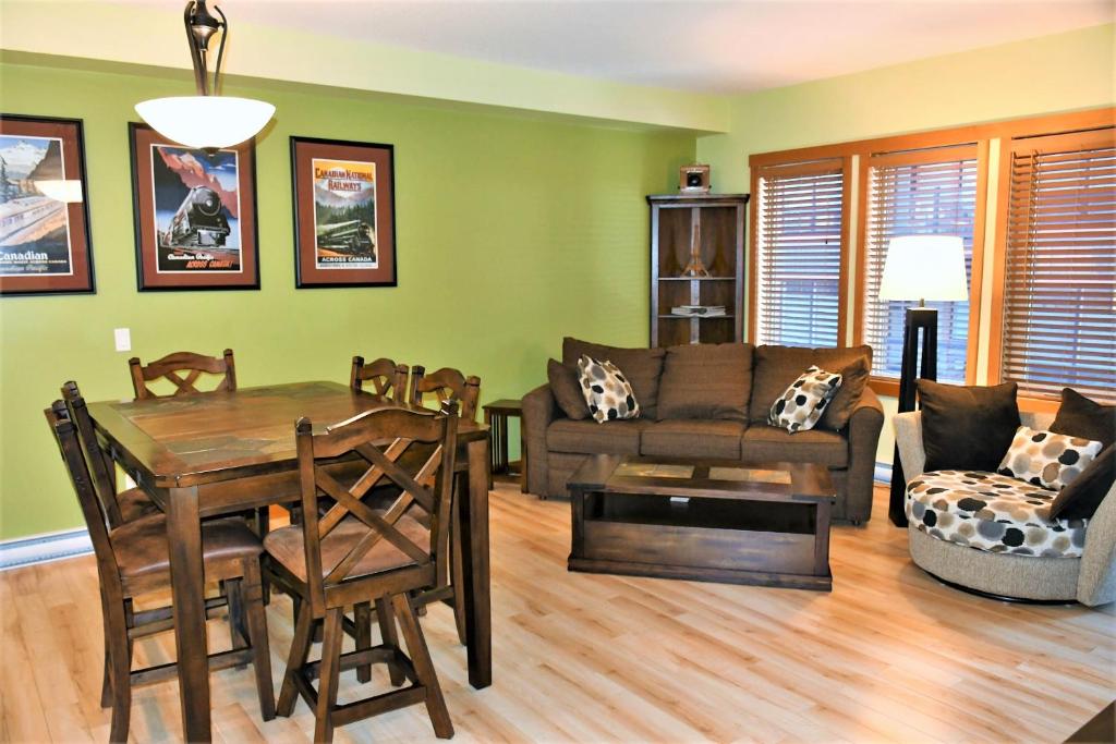 Istumisnurk majutusasutuses Renovated Condo, 2BR, 2BA, Heated Pool, 3 Hot Tubs, Pets Welcome!