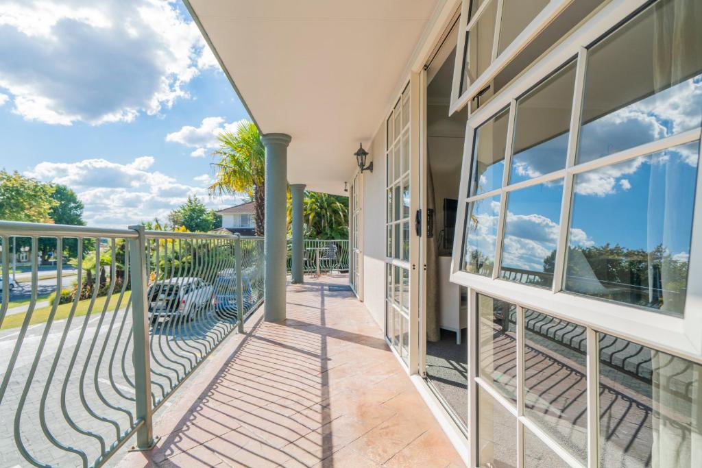 Balkón nebo terasa v ubytování Silver Fern Rotorua Suites & Spa