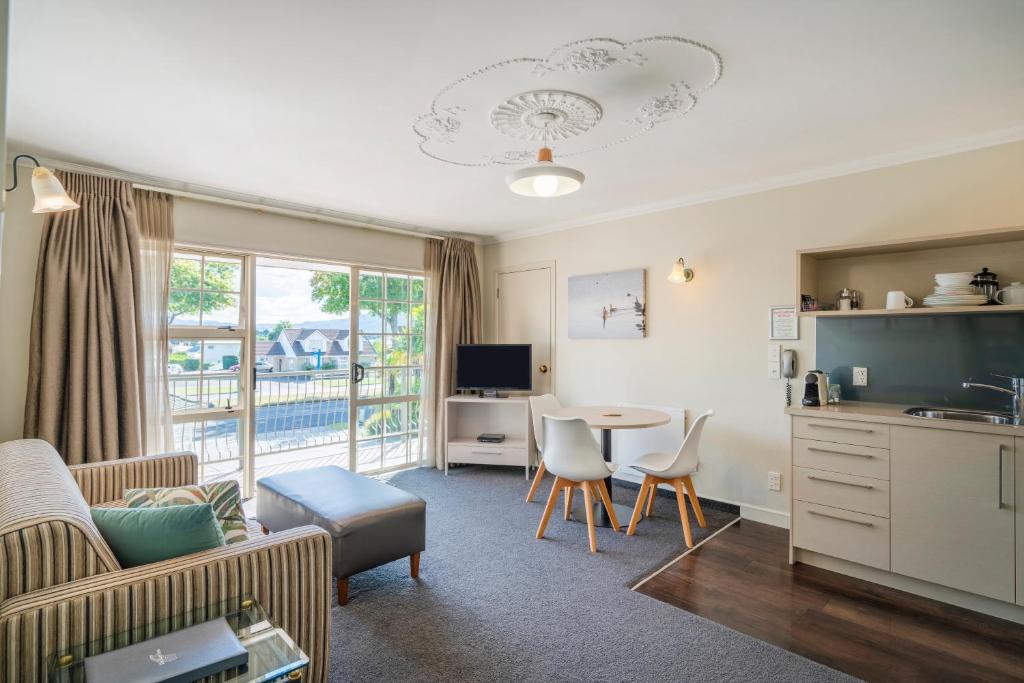 TV a/nebo společenská místnost v ubytování Silver Fern Rotorua Suites & Spa