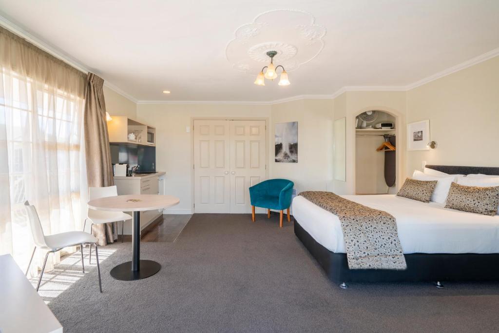 Postel nebo postele na pokoji v ubytování Silver Fern Rotorua Suites & Spa