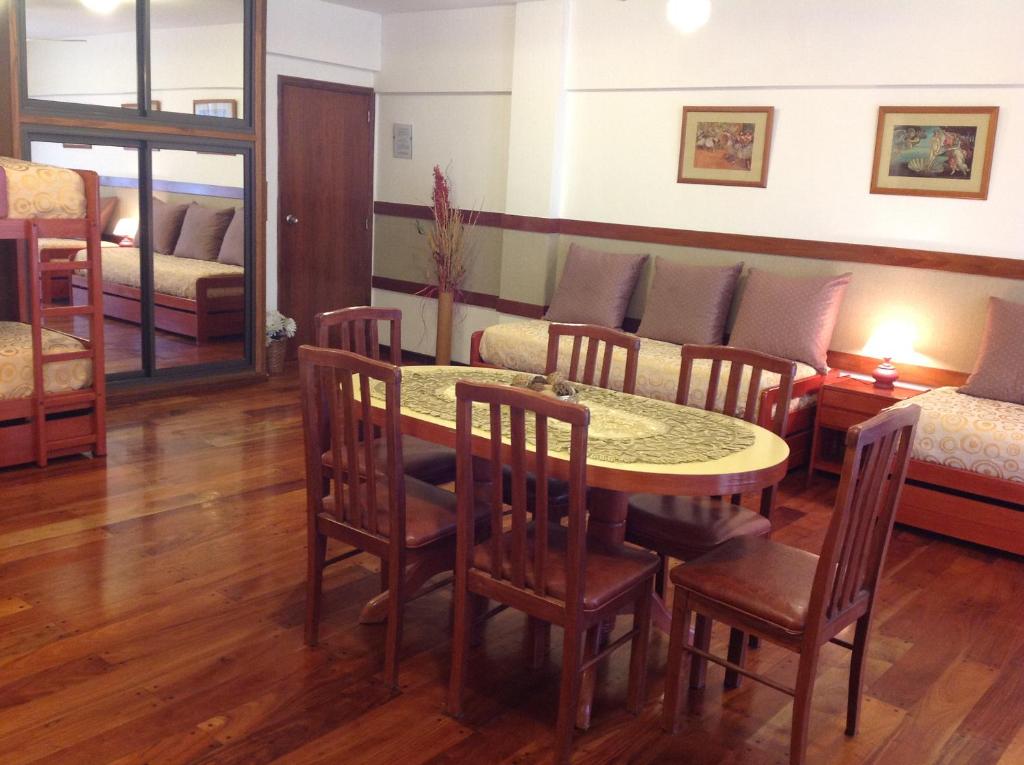 Zona de comedor en el apartahotel