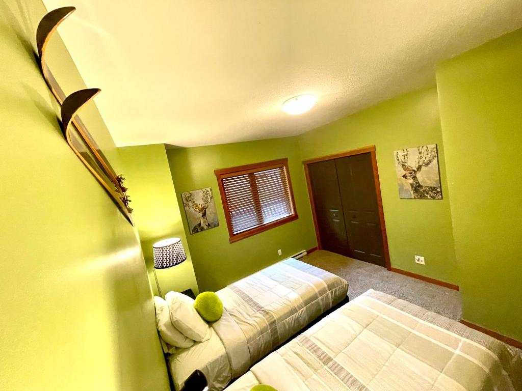 Voodi või voodid majutusasutuse Renovated Condo, 2BR, 2BA, Heated Pool, 3 Hot Tubs, Pets Welcome! toas