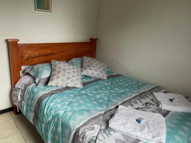 Een bed of bedden in een kamer bij Cabañas Mountain View