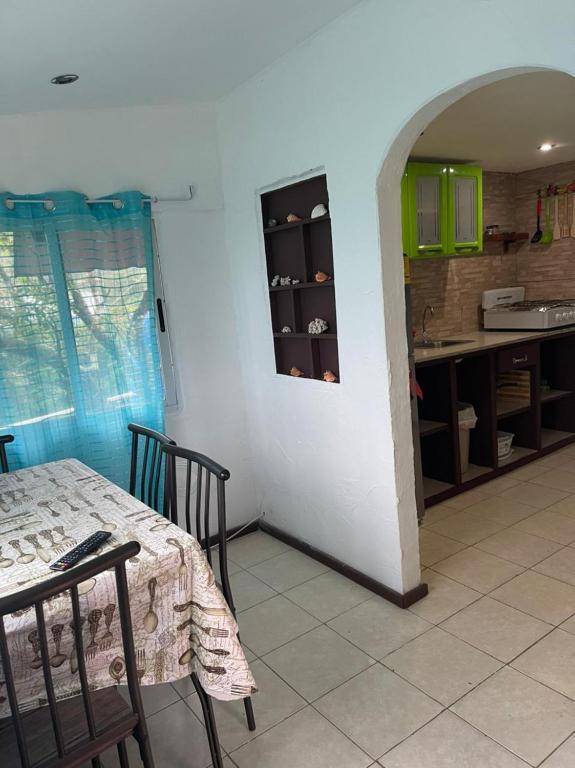 Een keuken of kitchenette bij Cabañas Mountain View
