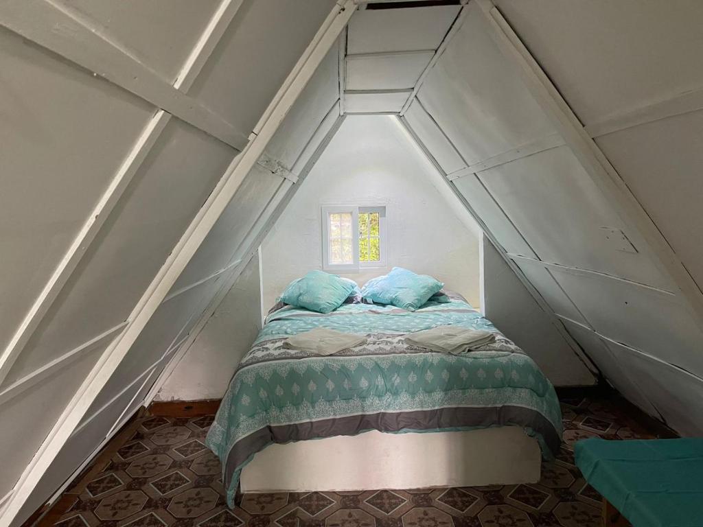 Een bed of bedden in een kamer bij Cabañas Mountain View