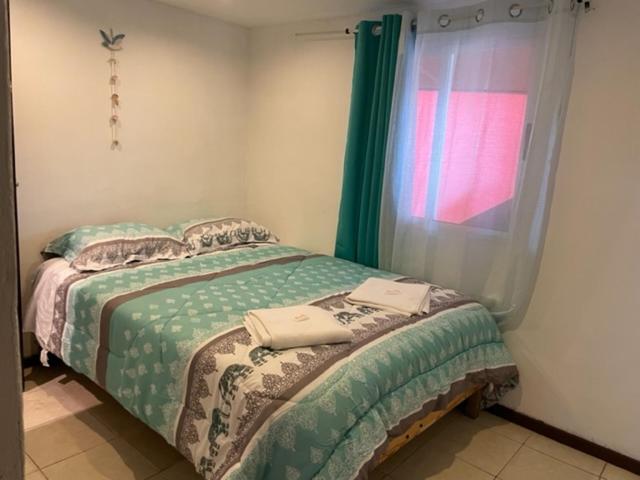 Een bed of bedden in een kamer bij Cabañas Mountain View