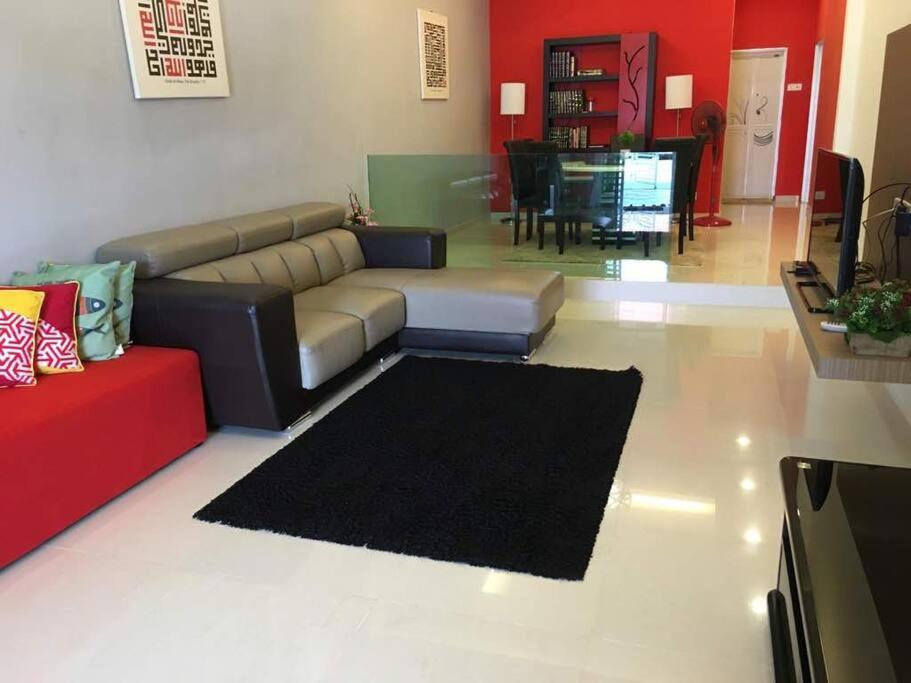 uma sala de estar com um sofá e uma mesa em Homestay Atfa Beseri Kangar Perlis em Kangar
