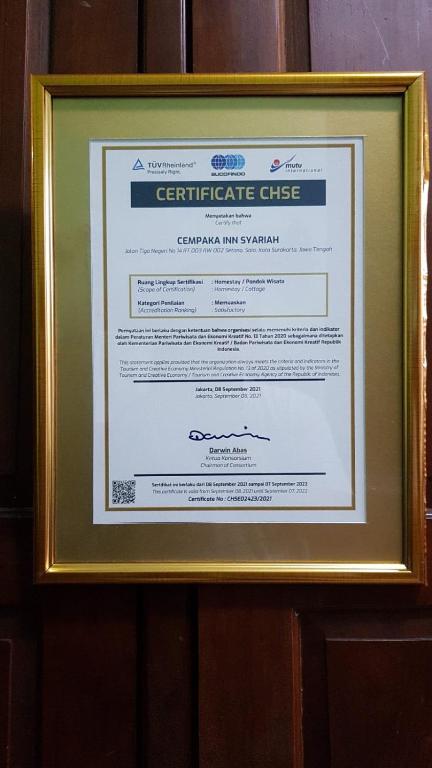 Certifikát, hodnocení, plakát nebo jiný dokument vystavený v ubytování Cempaka Inn Syariah