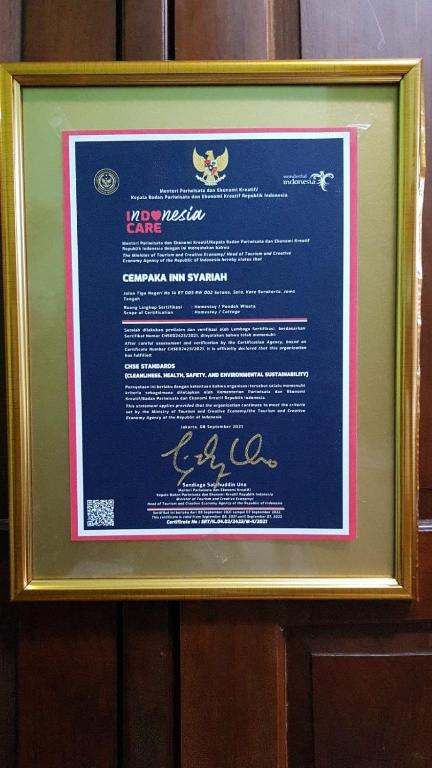 Certifikát, hodnocení, plakát nebo jiný dokument vystavený v ubytování Cempaka Inn Syariah
