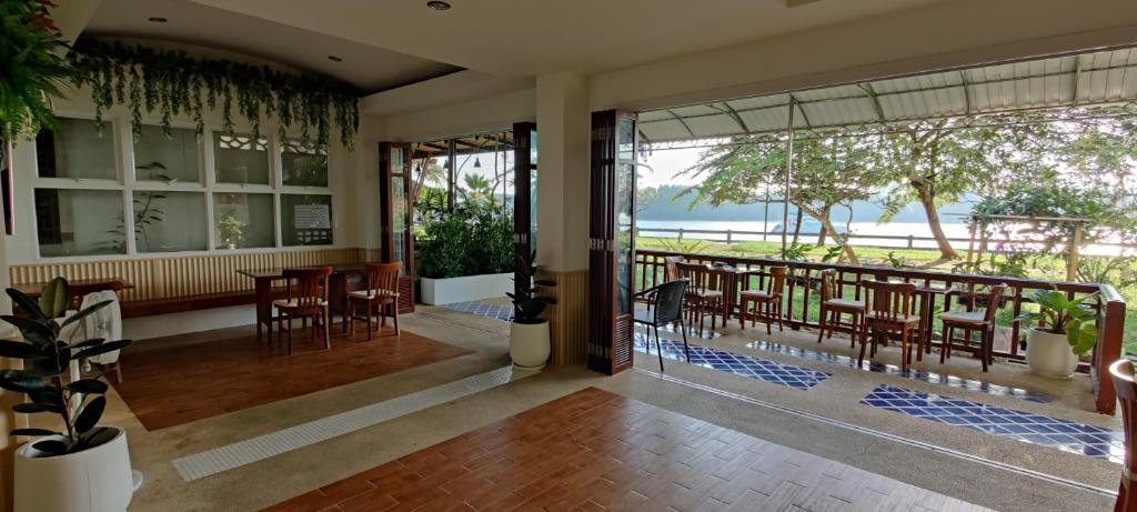 Balkón nebo terasa v ubytování Krabi River Hotel