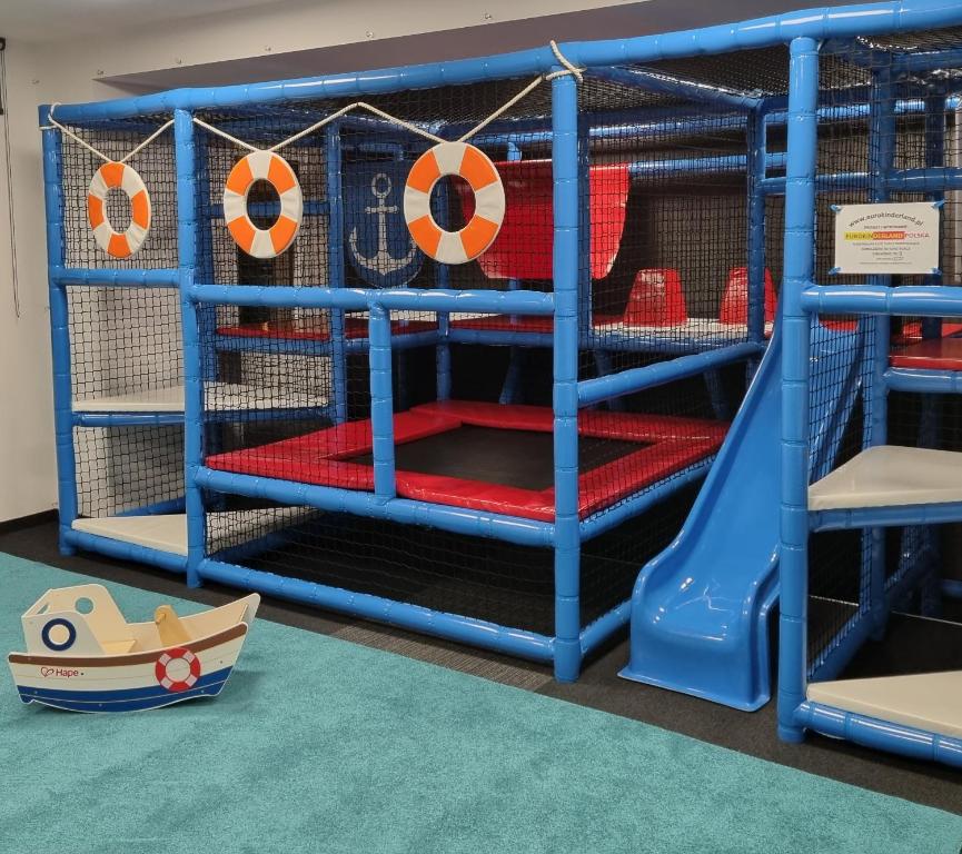 Palanda nebo palandy na pokoji v ubytování AQUA HOUSE