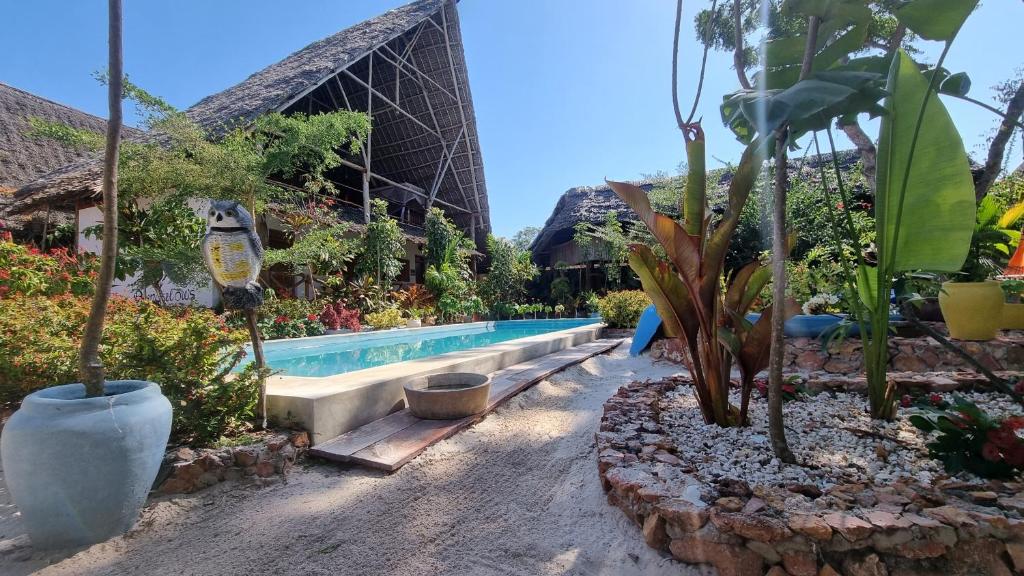 Kolam renang di atau di dekat Salama & Mbuyuni Bungalows