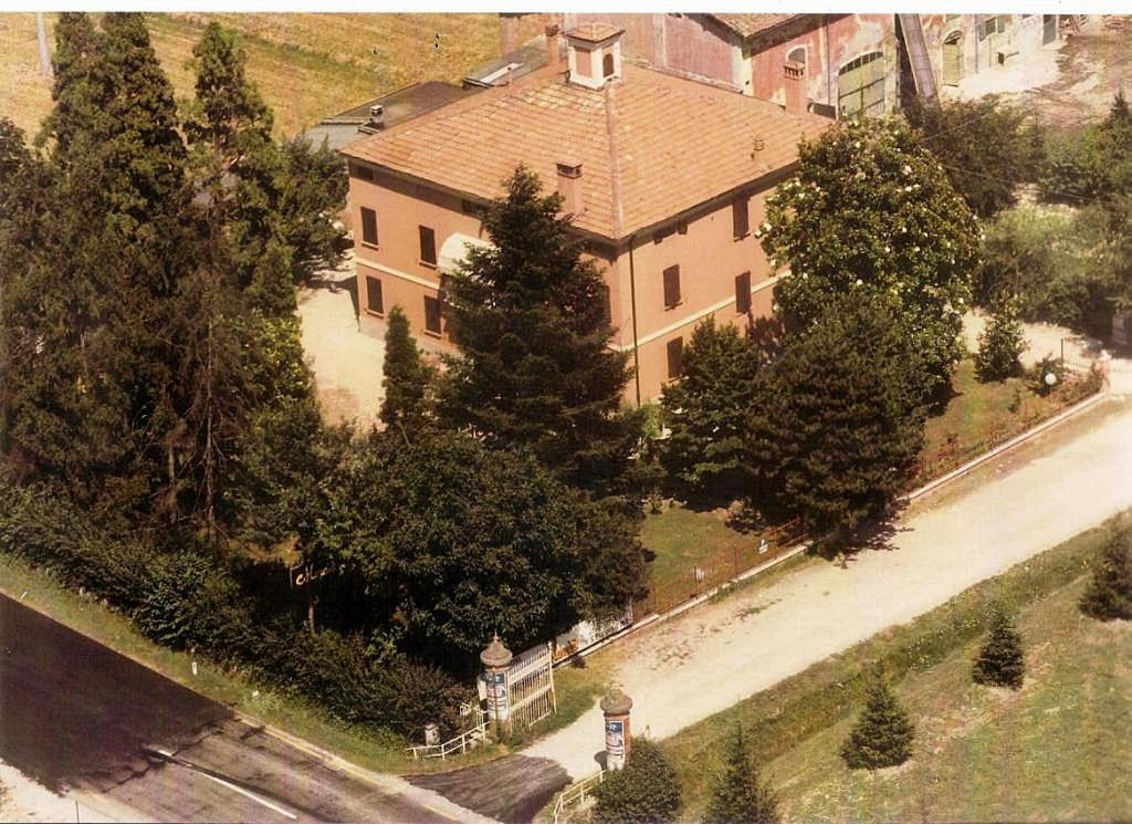 eine Aussicht über ein großes Haus mit Bäumen und einer Straße in der Unterkunft b&blequercedimarco Camera Rossa in San Prospero 